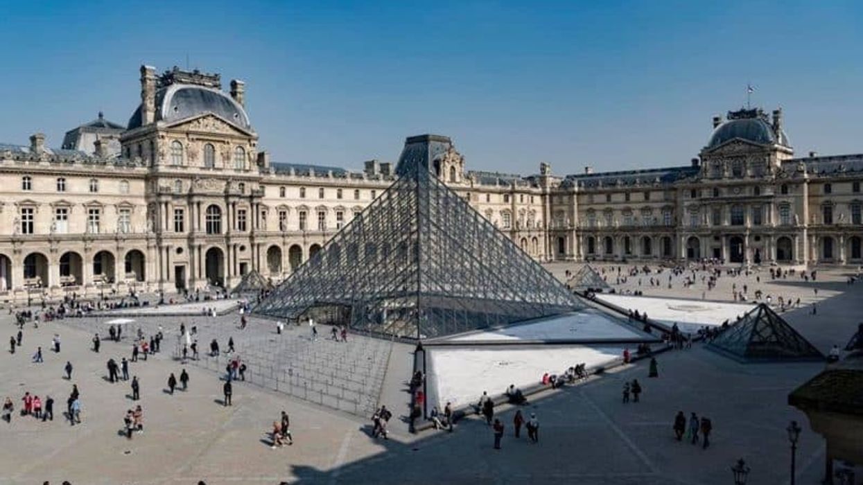 louvre paris courtyard