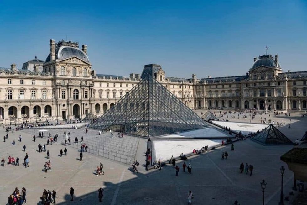 louvre paris courtyard