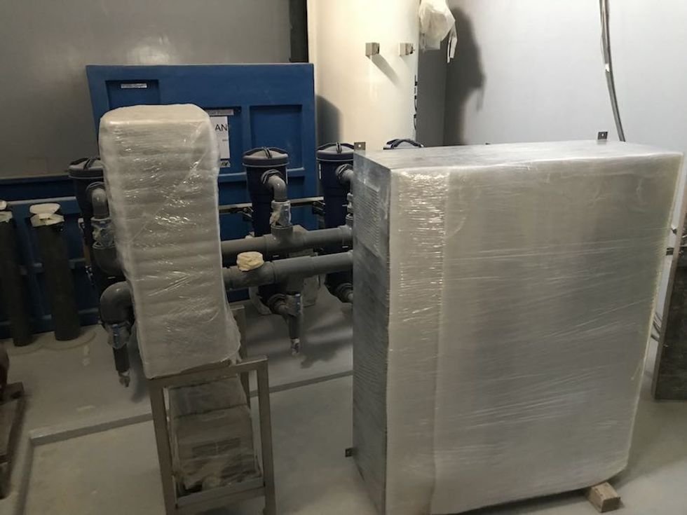 LSS Equipment being installed at oman aquarium