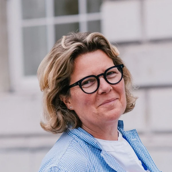 Lucy Holmes headshot