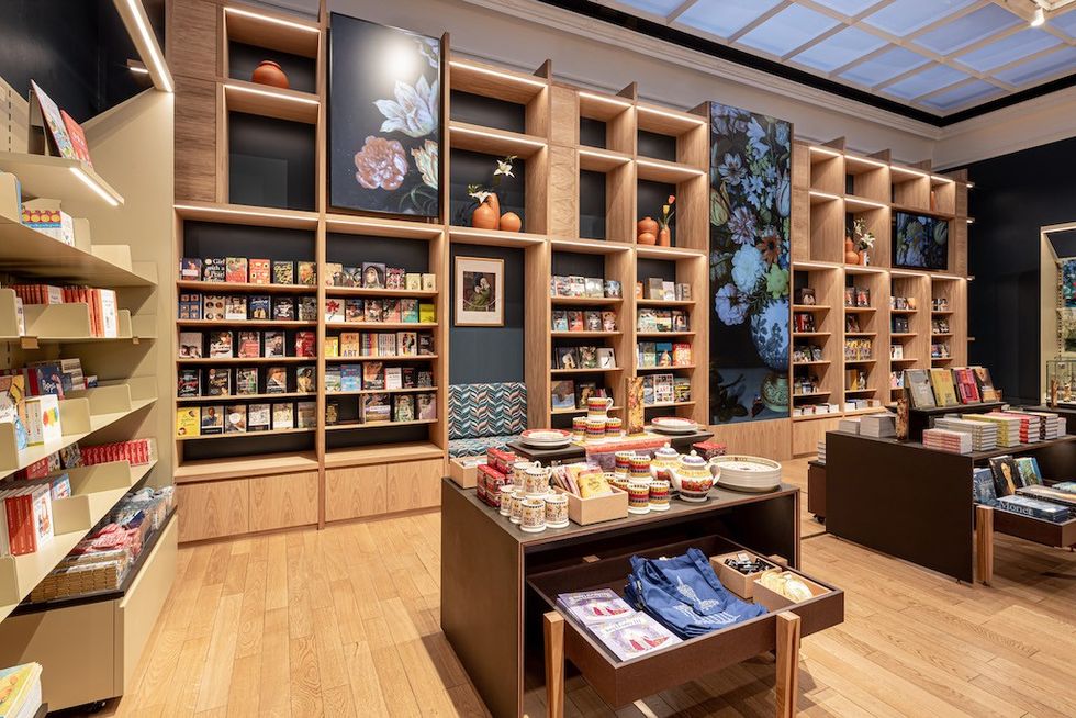 Lumsden-portico shop national gallery