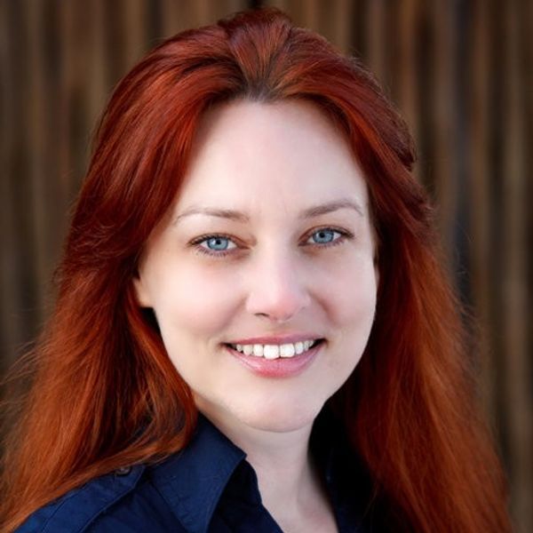 Mandi Schook headshot