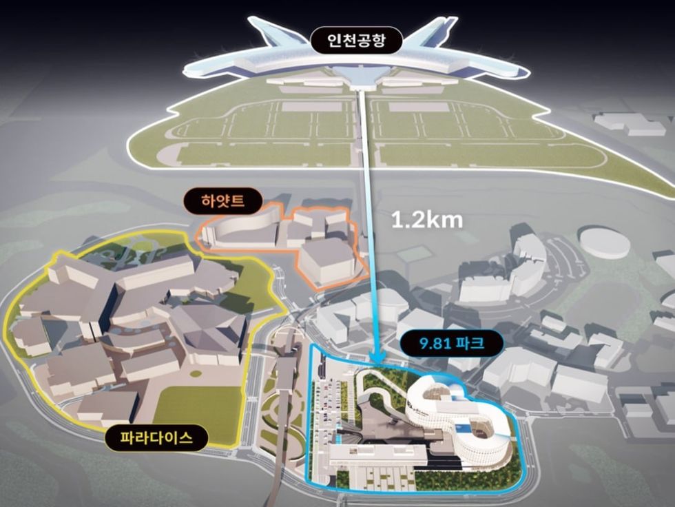 Map showing Incheon Airport and nearby facilities labeled in Korean.