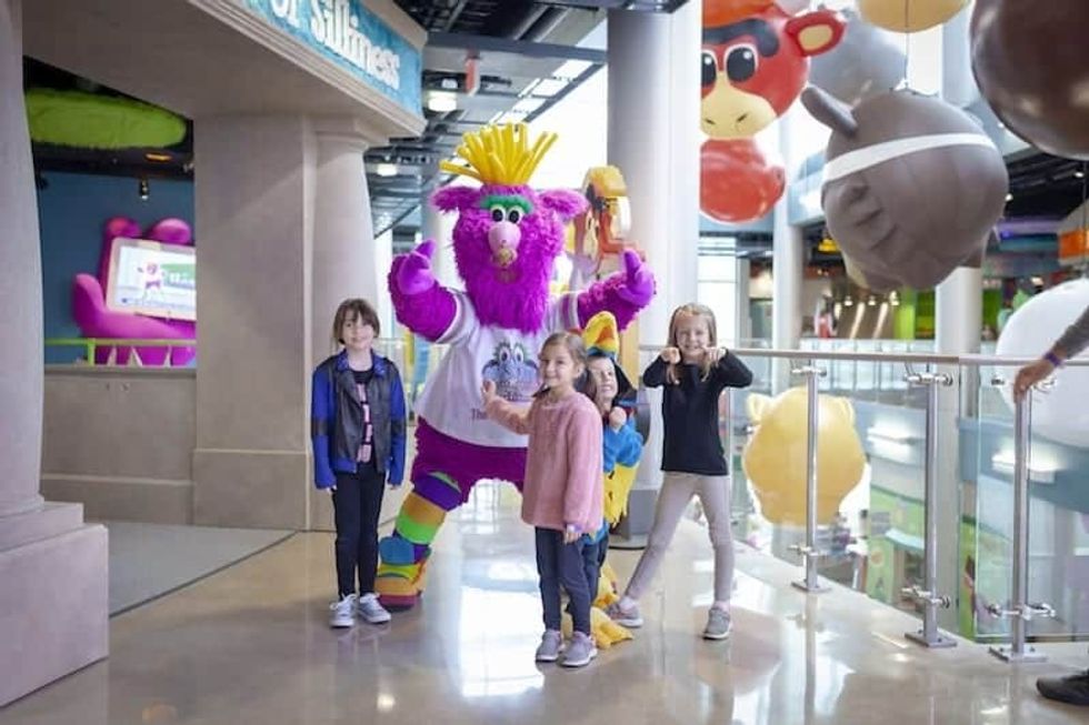 Mascot-Hall-of-Fame_Kids-with-Reggy