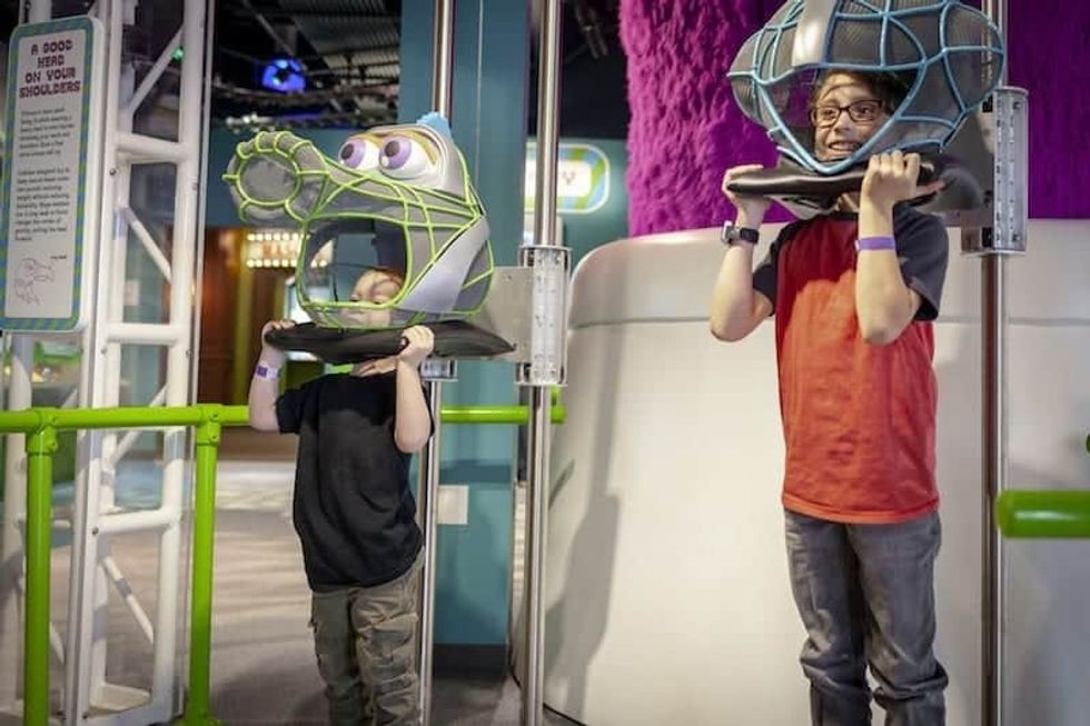 Mascot-Hall-of-Fame-Science-of-Silliness-Lab-Head-on-Shoulders