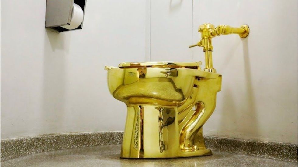 Maurizio Cattelan‘s solid-gold toilet atNew York’s Solomon R. Guggenheim Museum (1)