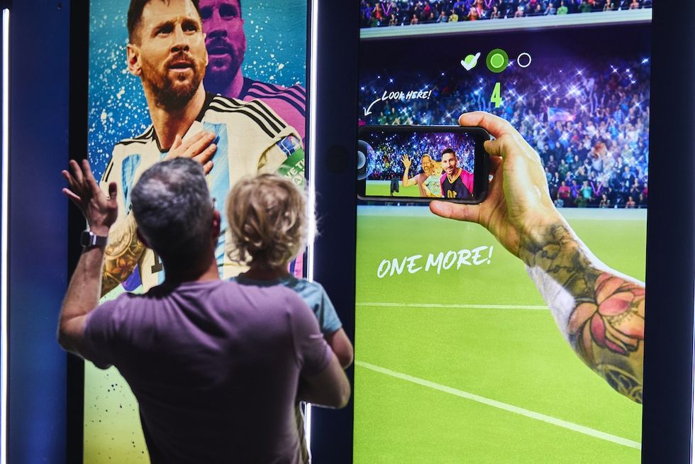 Messi experience selfie