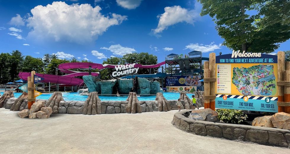 Mockup_Slide recolor & wayfinding Water Country Palace Entertainment