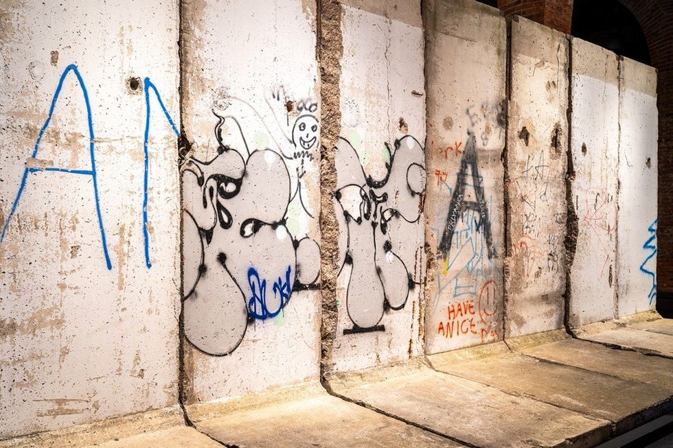 Musealia The Berlin Wall. A World Divided Wall sections © Musealia