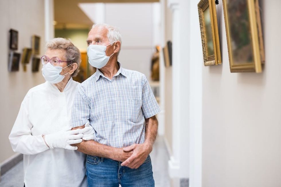Museum-visitors-wearing-masks