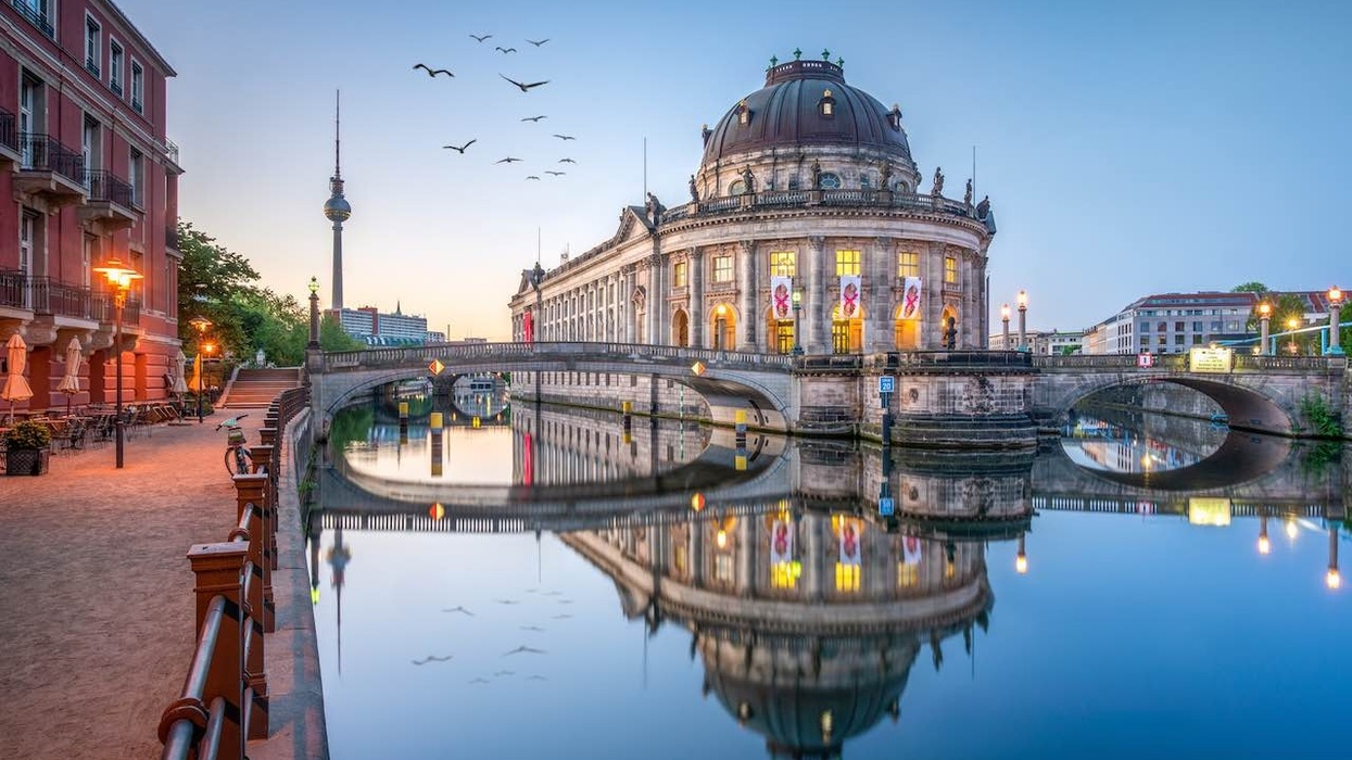 Museumsinsel mit Bode Museum und Fernsehturm in Berlin, Deutschland