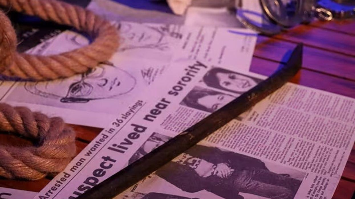 Newspapers, rope, crowbar, and handcuffs on a wooden table.