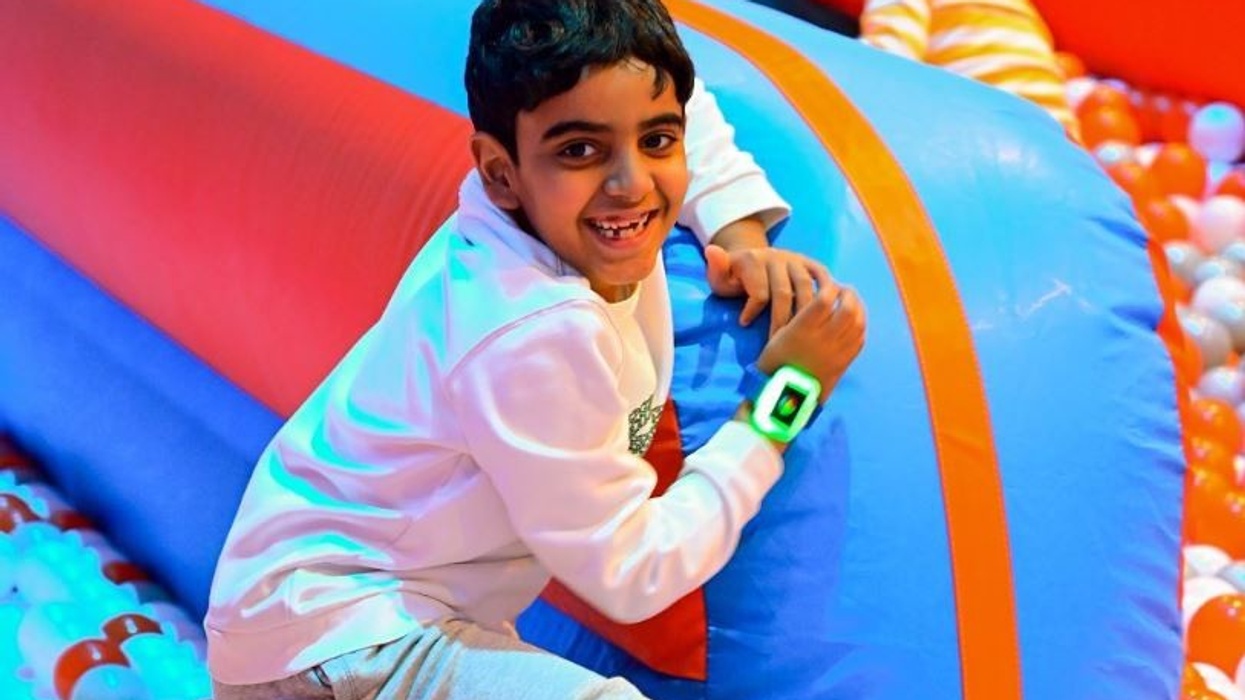 NOTIFICATION WRISTBAND – RADIAN - child wearing wristband