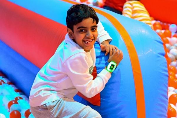 NOTIFICATION WRISTBAND – RADIAN - child wearing wristband