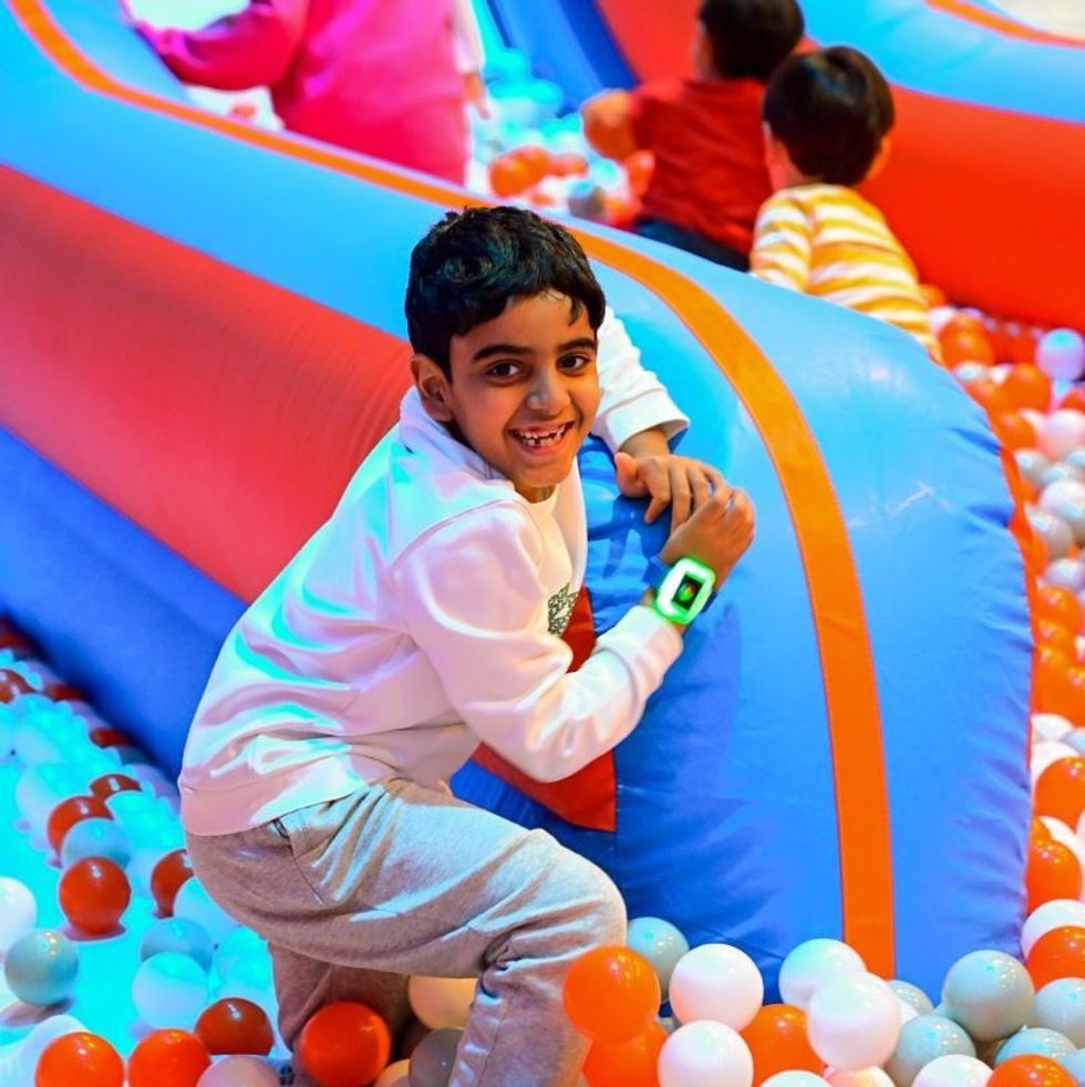 NOTIFICATION WRISTBAND \u2013 RADIAN - child wearing wristband