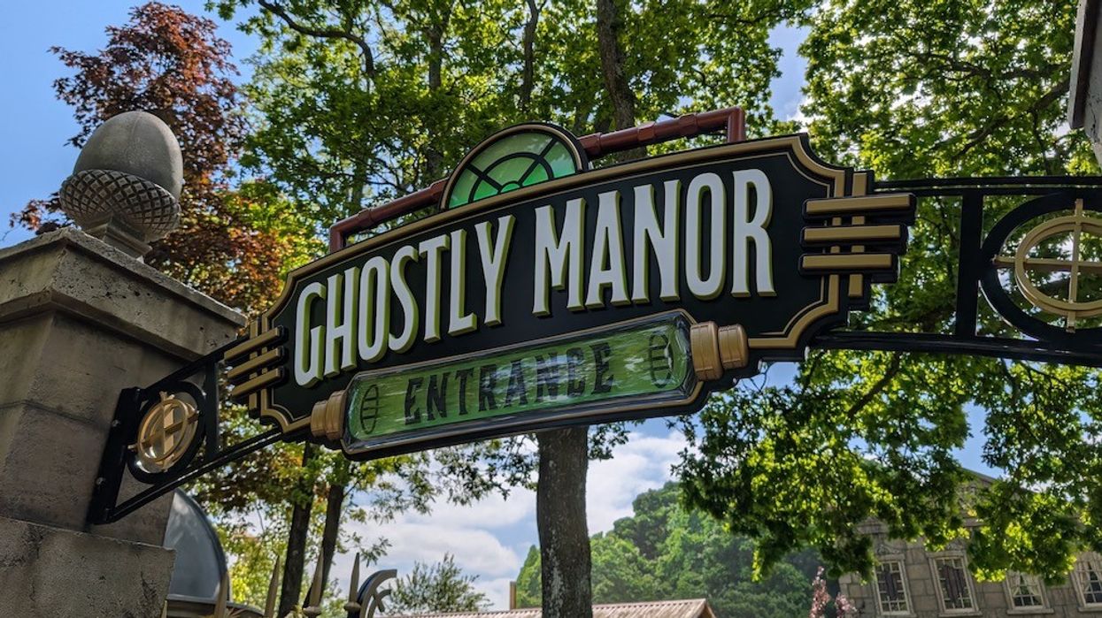 Opening gate Ghostly Manor