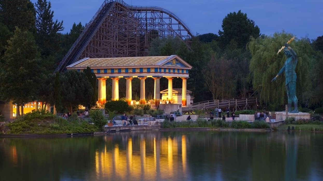 parc asterix at night