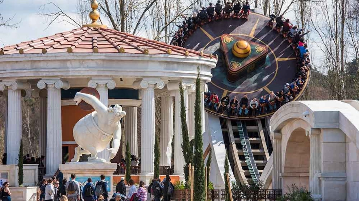 Parc Asterix, Puy du Fou, Futuroscope, Disney, investment