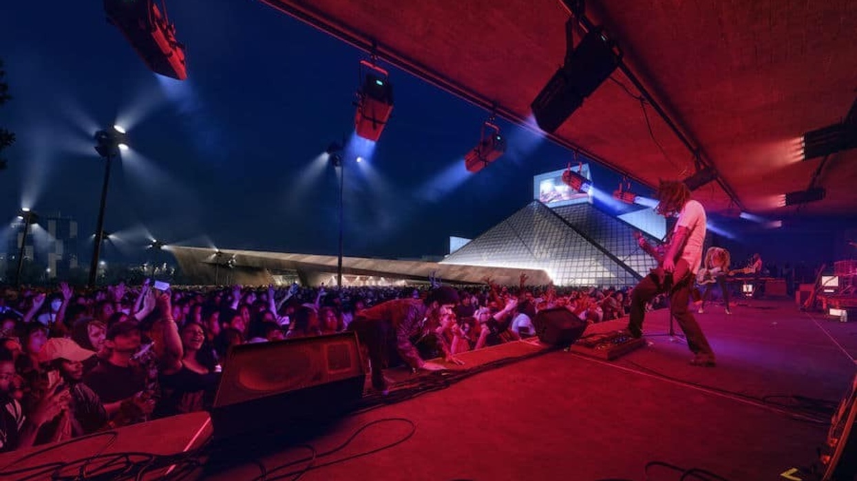 PAU_Rock and Roll hall of fame Plaza-Performance