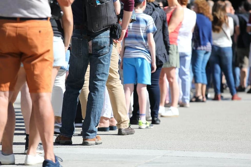 people-queuing theme park reservations
