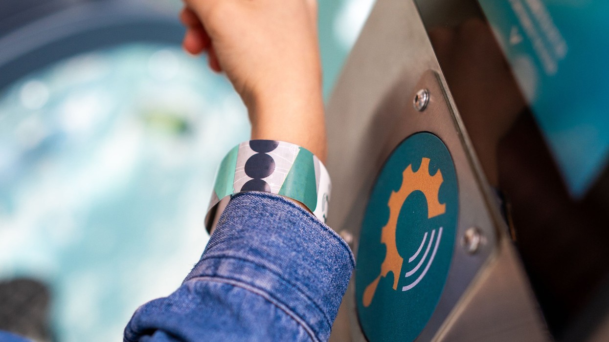 Person using Experios band at Chocolate Factory