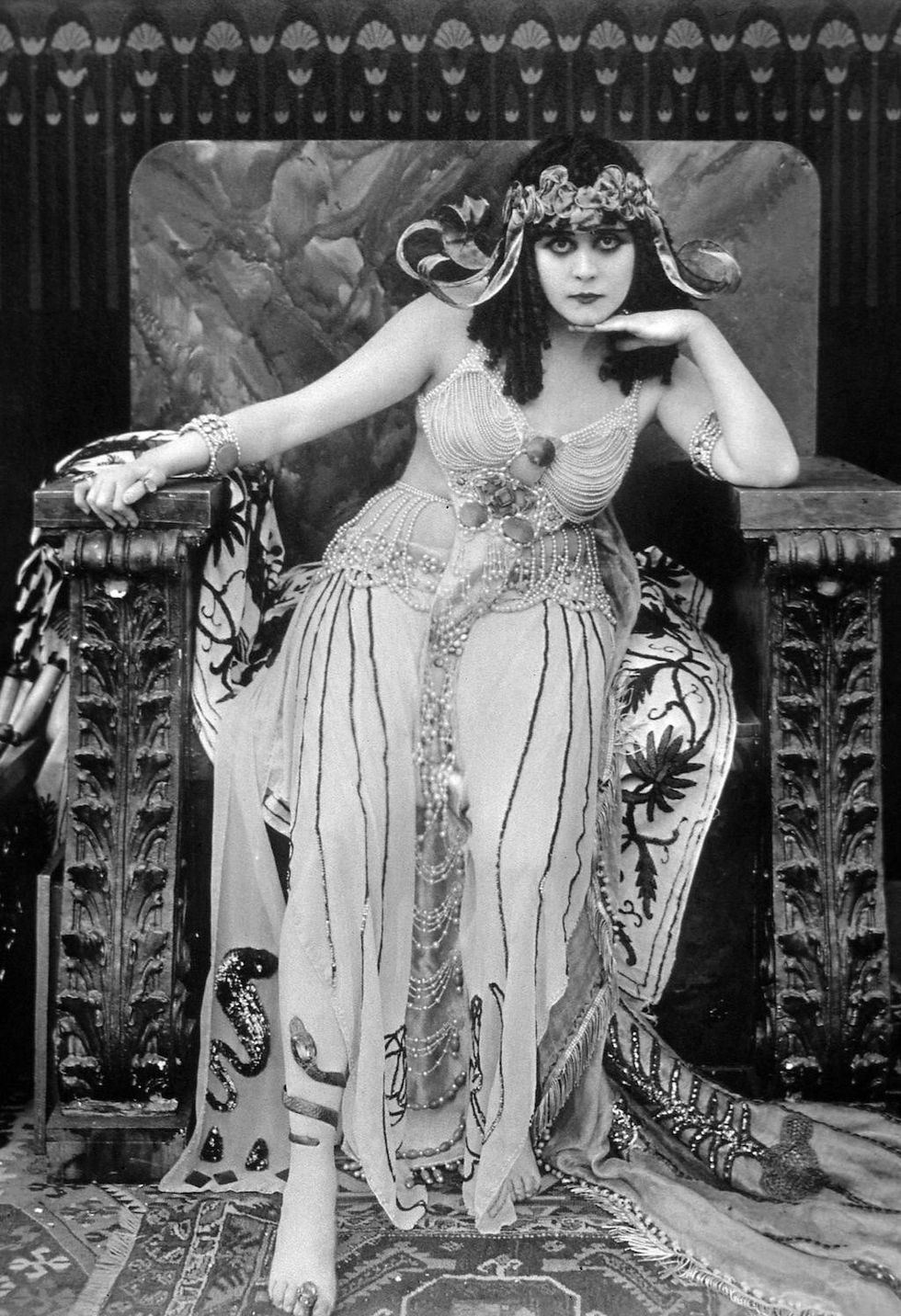 Photo of Theda Bara as Cleopatra for film ‘Cleopatra’, 1917. Dir. J.Gordon Edwards. ScreenProd / Photononstop/Alamy Stock Photo