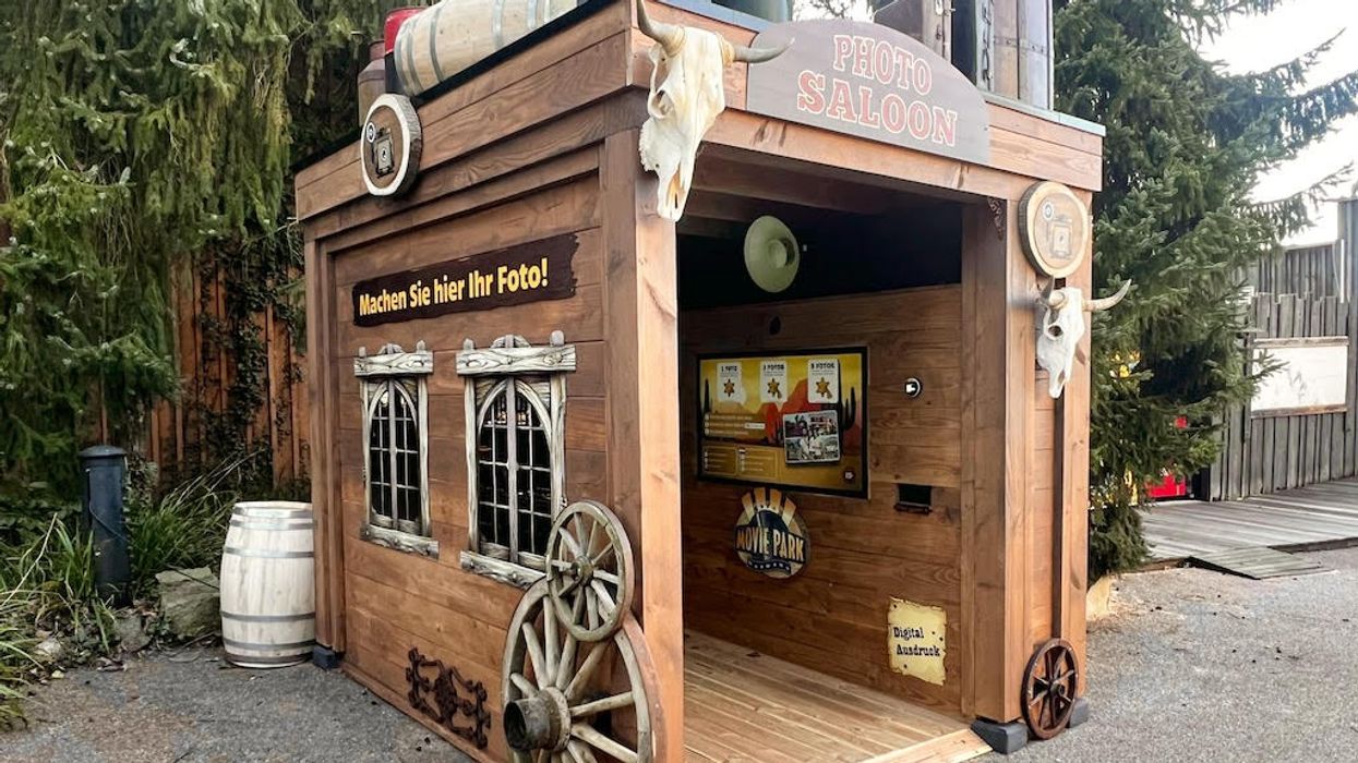 Photo Saloon Movie Park ThisPlays