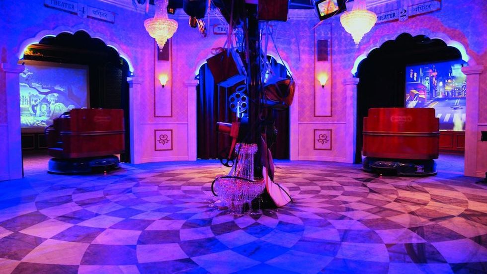 Popcorn-Revenge-Walibi-Belgium-ride-vehicles-hall