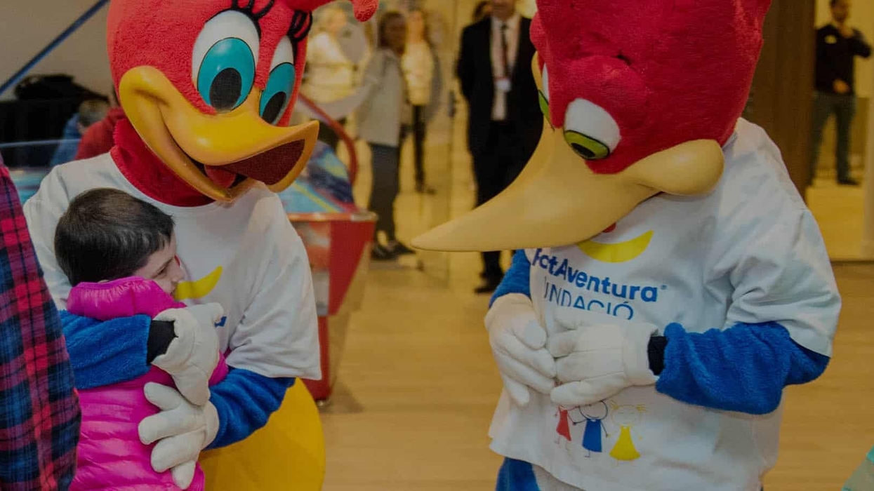 PortAventura Dreams hug mascot