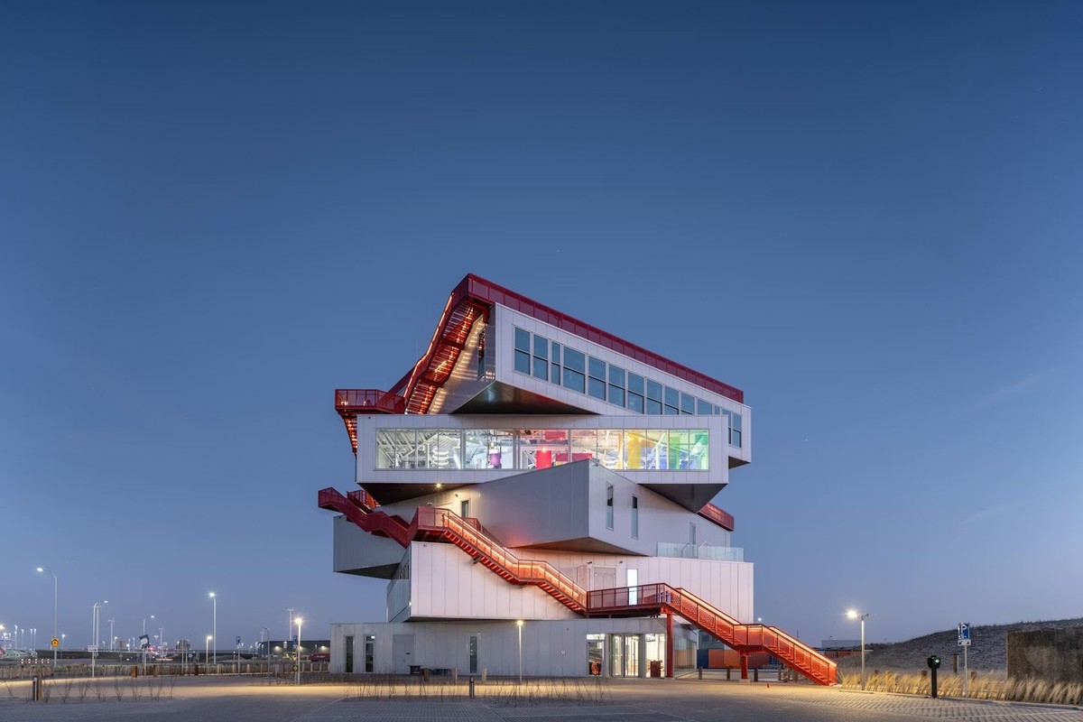 Portlantis Exterior in the evening