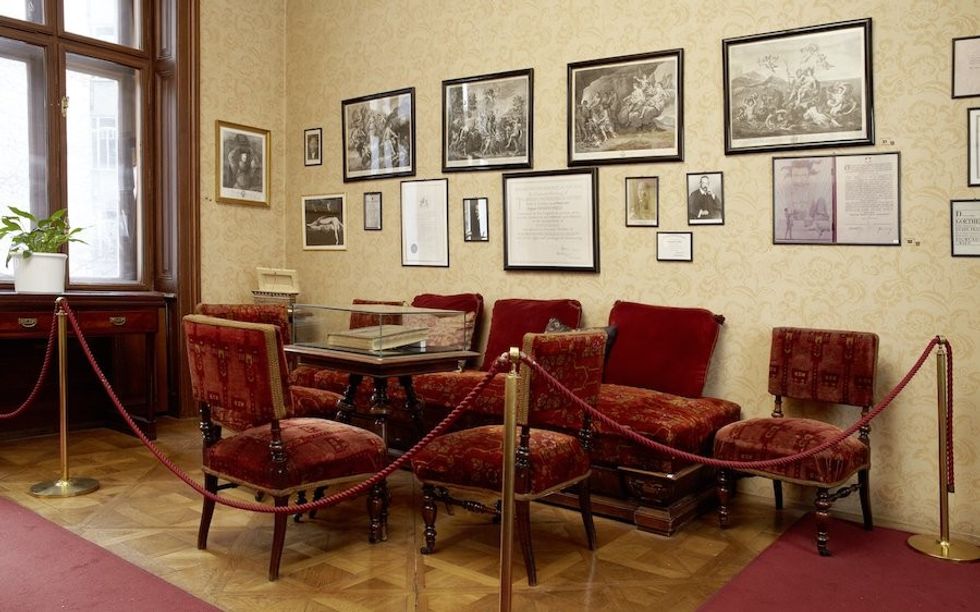 reconstruction of Freud's waiting room at the Sigmund Freud Museum in Vienna
