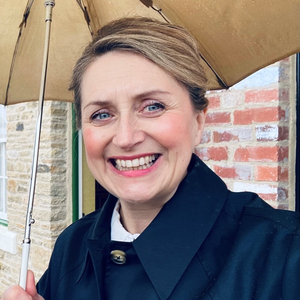 Rhiannon Hiles headshot