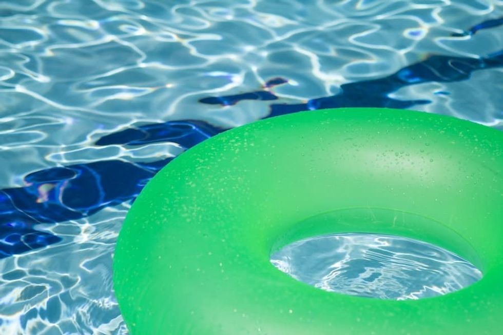 ring floating in pool