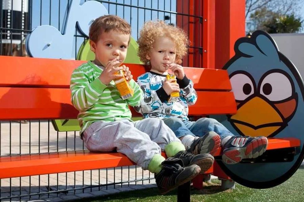 Rovio-Angry-Birds_Land_Särkänniemi_kids-on-bench