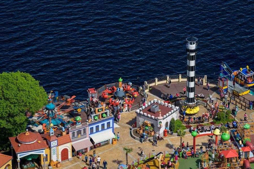 Rovio-Angry-Birds-Land-Särkänniemi-view-with-water