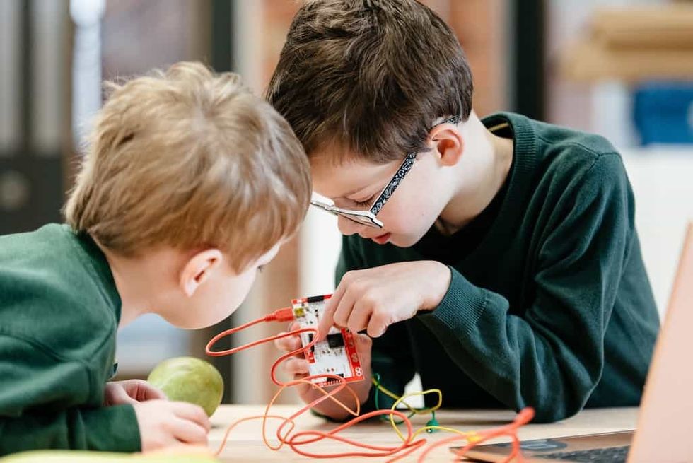 Schoolchildren experiment with electronics Museum of Making