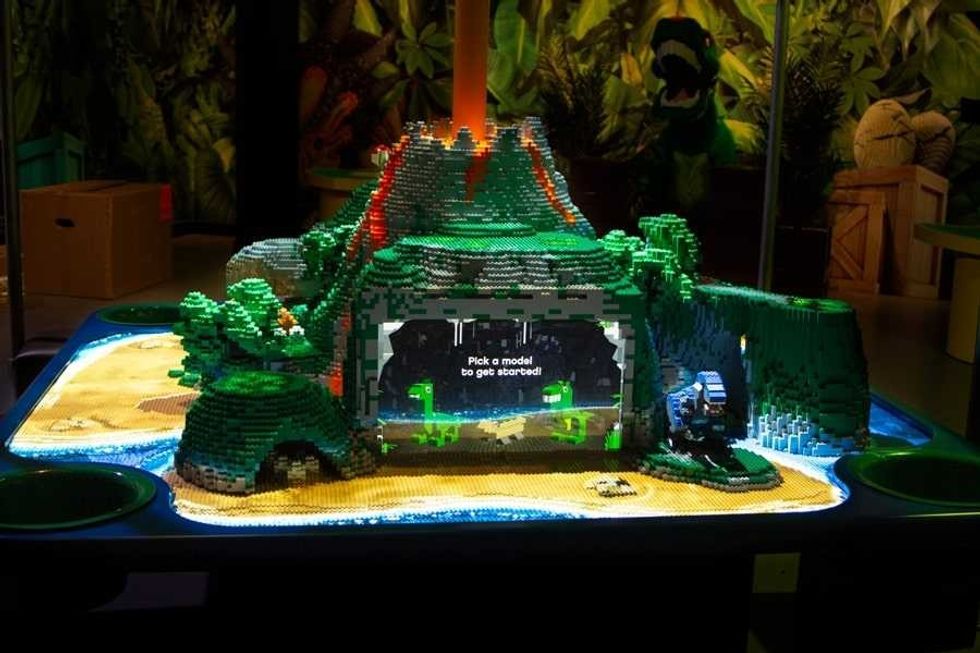 seeper lego discovery centre dino play table
