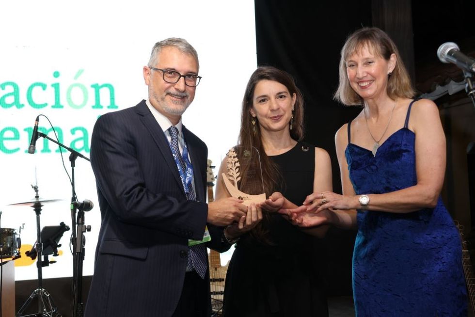 Sergio Guerra (left) and Paula Gonza\u0301lez (middle) from Fundacio\u0301n Temaike\u0300n receive the WAZA Conservation Award from Dr Judy Mann (right) C Cali Zoo and WAZA 2025