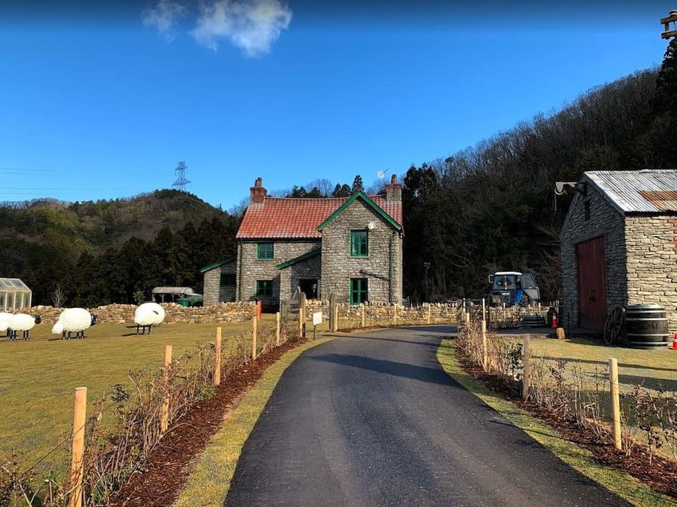 Shaun-the-Sheep-Farm-Garden-at-English-Garden-Rosa-Berry-in-Tawada-Japan_Farmyard