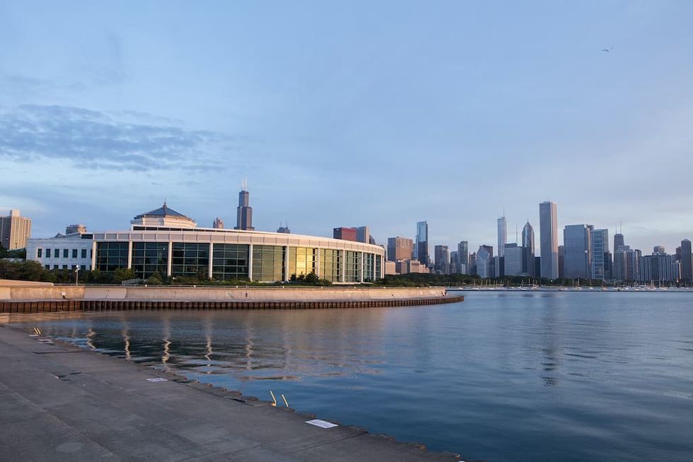 Shedd Aquarium on the shore of Lake Michigan