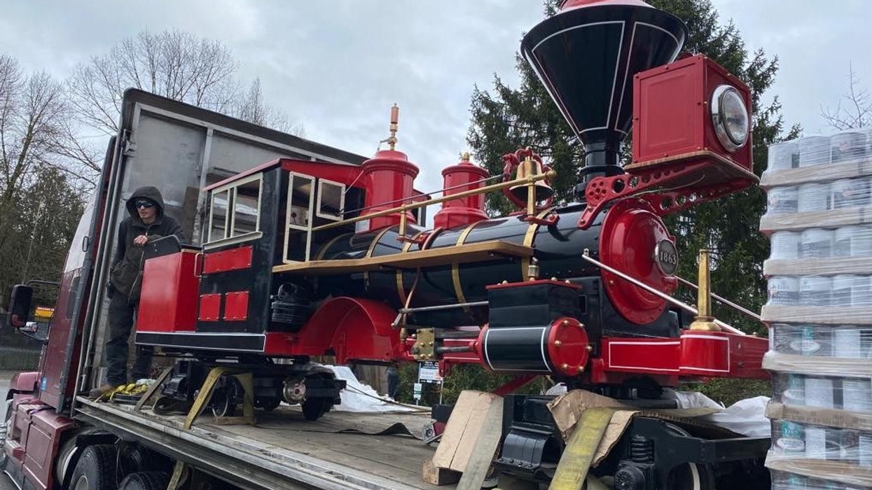 Shipping Monster moves train for Vancouver Zoo