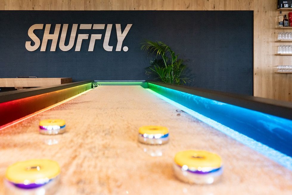 Shuffly-table with logo