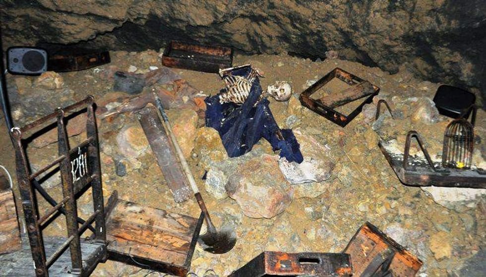 skeleton at the haunted mine drop ride glenwood caverns