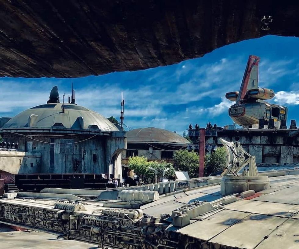 smugglers run ride queue disney