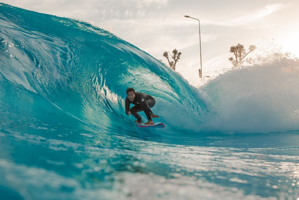 Sophia Medina surfeando en Praia da Grama.jpg