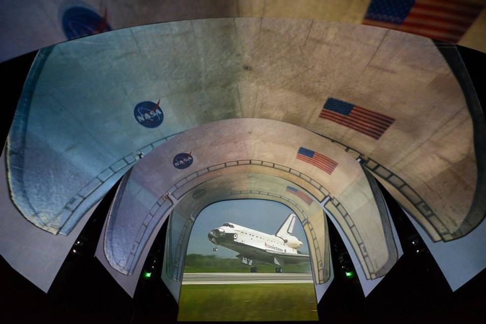 Space Shuttle Atlantis Exhibit Pre-Show - Mousetrappe