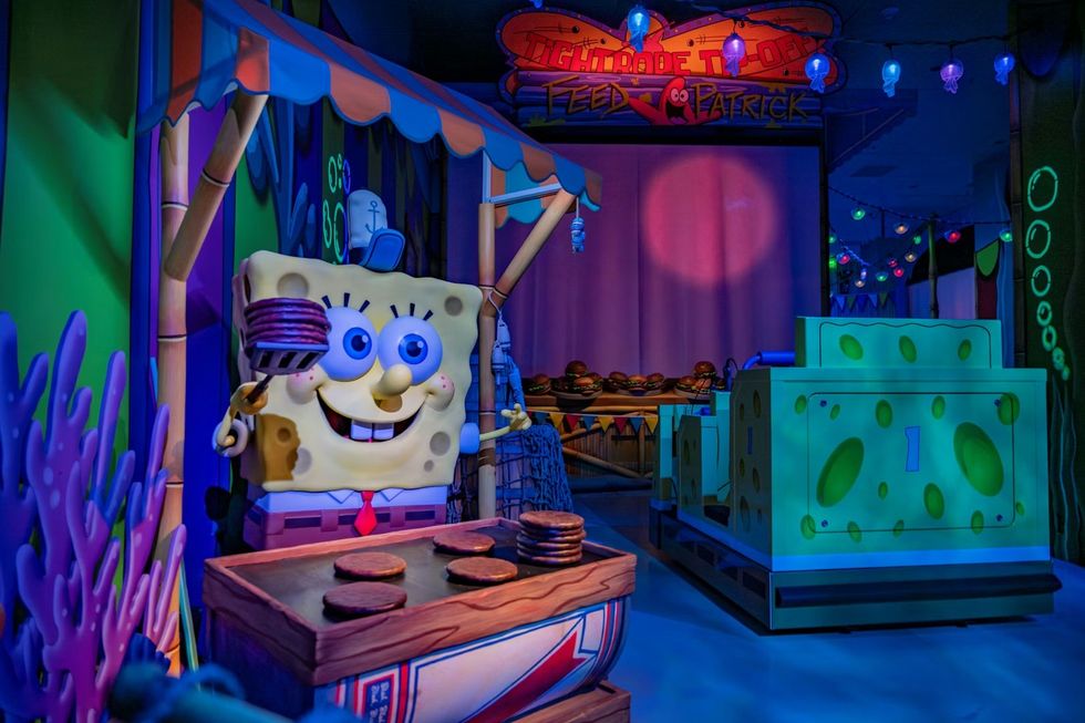 SpongeBob's Crazy Carnival Ride. SpongeBob flipping burgers animatronic