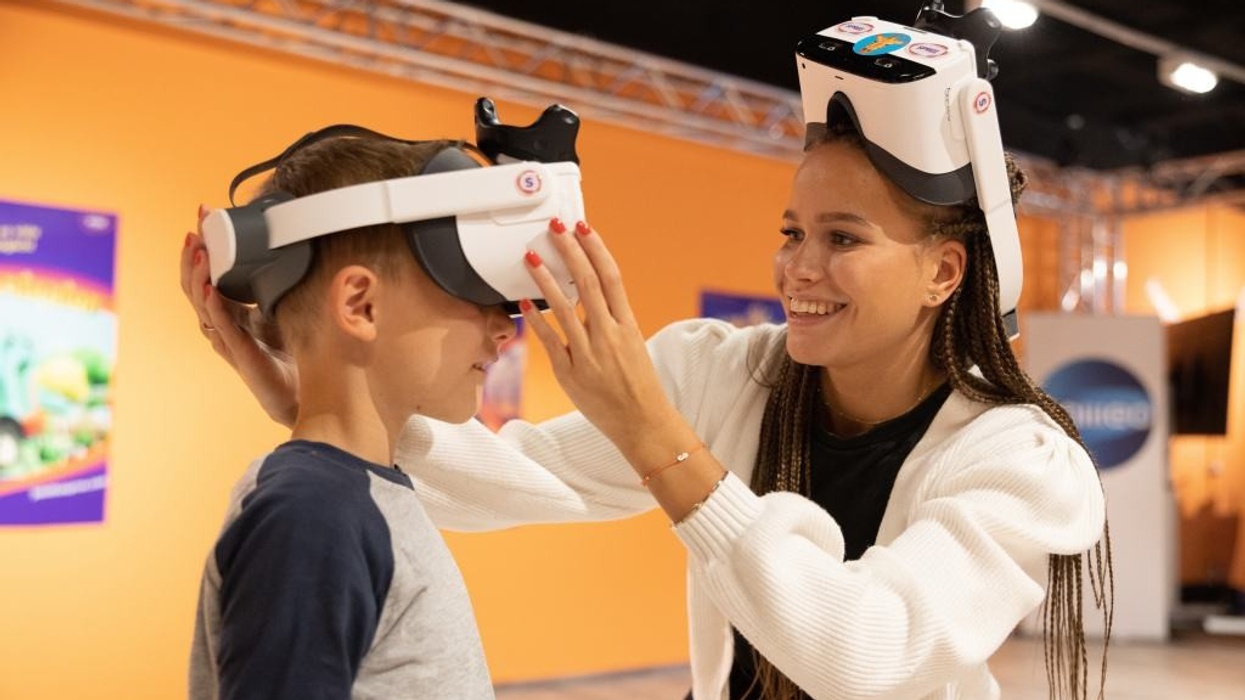 Spree Interactive adjusting VR headset