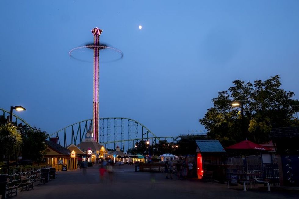 star flyer ride entertainment at night