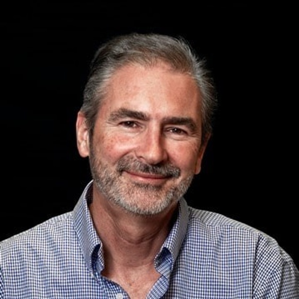 Steven Rhys headshot blooloop theme park influencer 2020